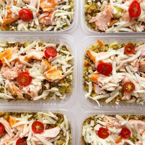 Salada Grega de Salmão – salmão ao forno, couscous marroquino, grãos, pesto de ervas, cenoura, tomate cereja e mussarela de búfala – prato sem glúten (300g)