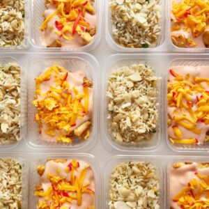 Filé de frango ao creme de queijo reino (200g), arroz com cebola caramelizada e amêndoas (150g) – prato sem glúten