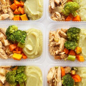 Filé de frango grelhado acebolado (110g), purê de batata doce (150g), legumes (70g) – prato sem glúten/lactose