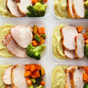 Lombo suíno ao forno (130g), legumes (70g), purê de batata doce (150g) – prato sem glúten/lactose