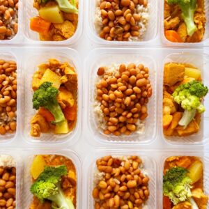 Frango com legumes (140g), arroz integral (70g), feijão carioca (140g) – prato sem glúten/lactose