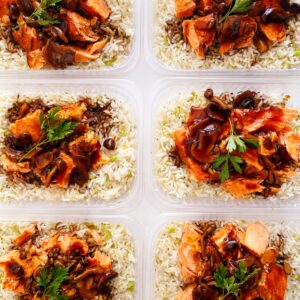 APENAS 24H NO VALOR DO KIT🗣️⚠️Salmão maçaricado ao molho de cogumelos (160g), arroz com brócolis (150g) – prato sem glúten/lactose