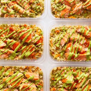 Salada de couscous marroquino com grãos, salmão e pesto de ervas – prato sem lactose (300g)