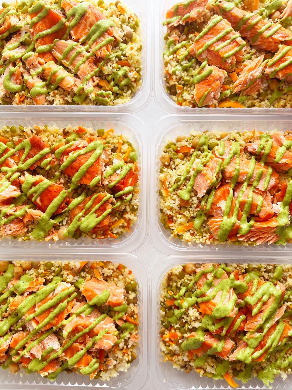 Salada de couscous marroquino com grãos, salmão e pesto de ervas - prato sem lactose (300g)