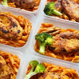 Filé de frango grelhado (100g), brócolis (20g), macarrão sem glúten (220g) – prato sem glúten/lactose