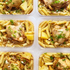 Sobrecoxa cozida com batatas (160g), macarrão sem glúten (190g) – prato sem glúten/lactose