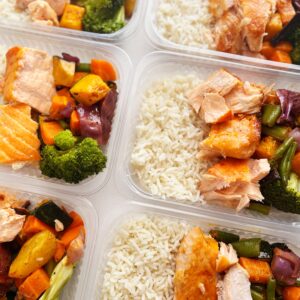 APENAS 24H NO VALOR DO KIT 🗣️ Salmão ao forno (100g), legumes (100g), arroz branco (100g) – prato sem glúten/lactose