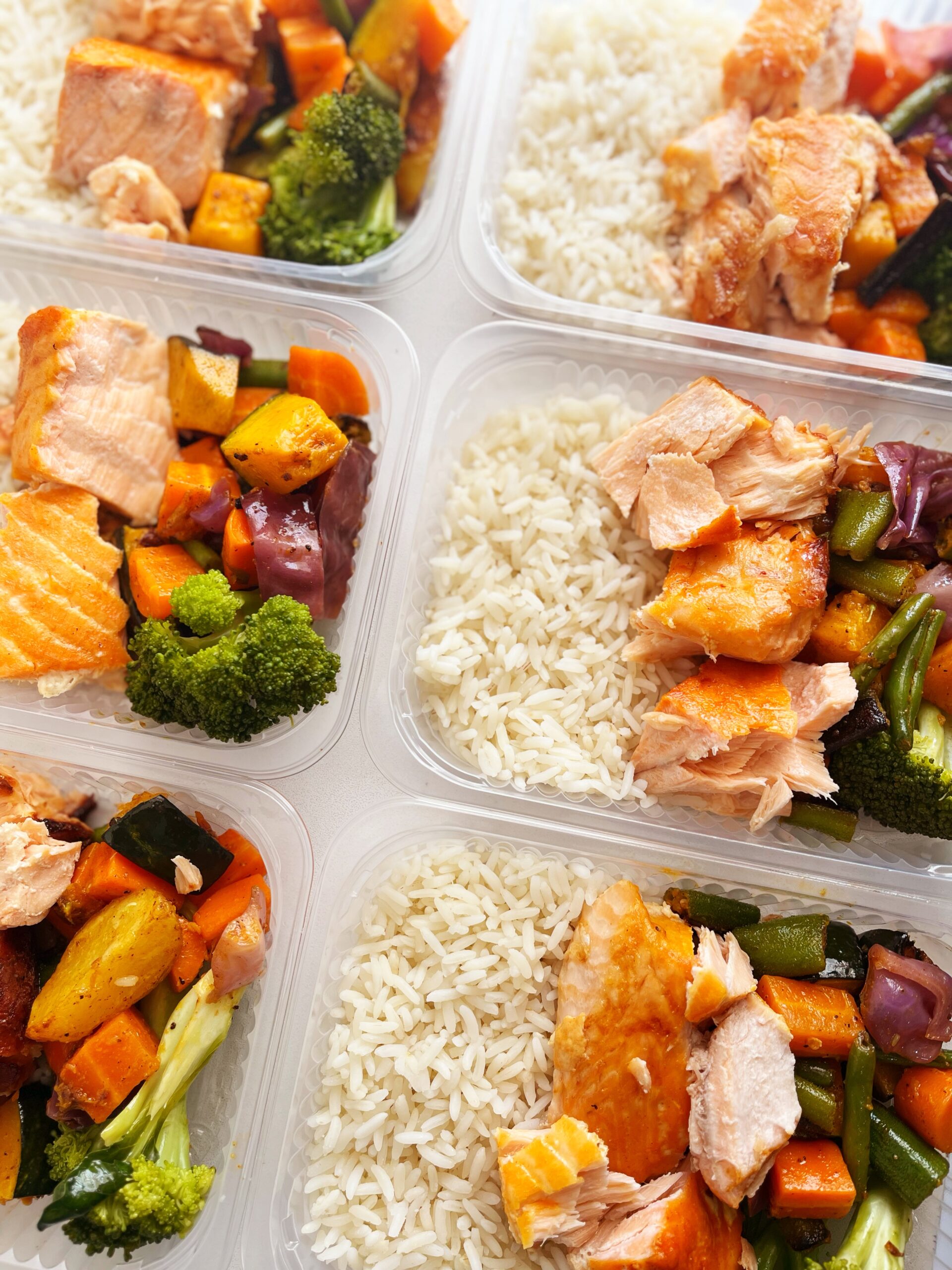 Salmão ao forno (100g), legumes (100g), arroz branco (100g) - prato sem glúten/lactose