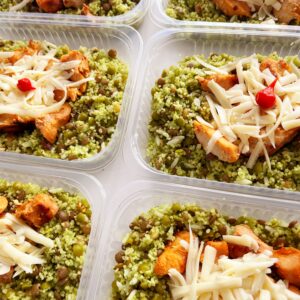 Salada de couscous marroquino e grãos ao pesto de ervas, filé de frango assado e queijo minas frescal – 300g