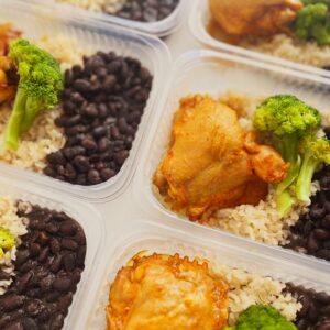 Sobrecoxa cozida (130g), feijão preto (120g), brócolis (20g), arroz integral (80g) – prato sem glúten/lactose