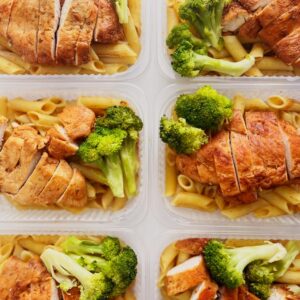 Filé de frango grelhado (100g), brócolis (20g), macarrão sem glúten (220g) – prato sem glúten/lactose