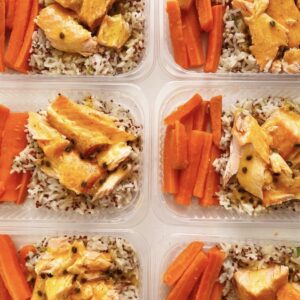 APENAS 24H NO VALOR DO KIT ⚠️🗣️ Salmão ao molho de maracujá (120g), cenouras no azeite de alho (70g), arroz com quinoa (110g) – prato sem glúten/lactose