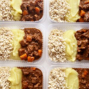 Guisado de carne e cenoura na cerveja preta (150g), purê de batata doce (120g), arroz integral (80g) – prato sem lactose