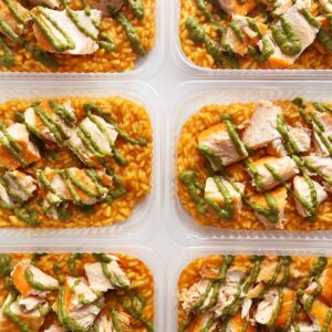 VALOR DO KIT ATÉ ÀS 14H ⚠️🗣️ Salmão ao pesto artesanal (100g), risoto de tomates assados (230g) – prato sem glúten