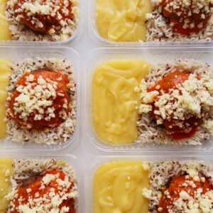 Polpetone à parmegiana (150g), purê de batata (120g), arroz com quinoa (80g) – prato sem glúten