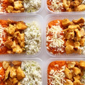 Filé de frango assado (100g), purê de abóbora com parmesão (150g), arroz com brócolis (100g) – prato sem glúten