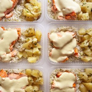 VALOR DO KIT APENAS NO FDS⚠️🗣️Salmão ao molho de mostarda e mel (120g), batata sauté (90g), arroz com brócolis (110g) – prato sem glúten