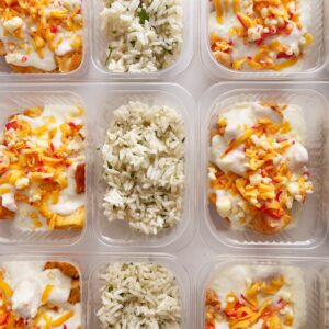 Filé de frango assado, creme de couve-flor e queijo reino (200g), arroz com salsinha (120g) – prato sem glúten