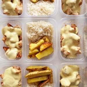 Filé de frango ao molho de mostarda e mel (150g), batata doce rústica (100g), arroz branco (100g) – prato sem glúten