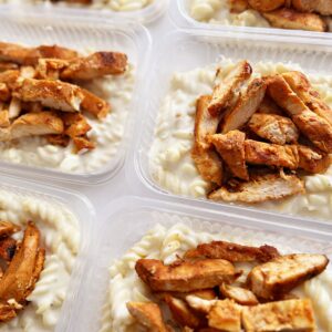 Filé de frango grelhado (100g), massa ao molho quatro queijos (250g) – prato sem glúten