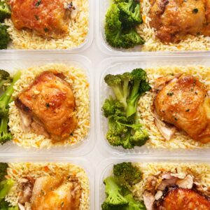 Sobrecoxa assada ao alho e parmesão (150g), arroz com cenoura (110g), brócolis (50g) – prato sem glúten