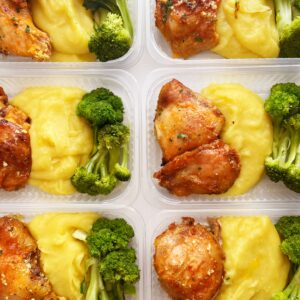 Sobrecoxa assada com parmesão e alho (130g), purê de mandioquinha (150g), brócolis (50g) – prato sem glúten