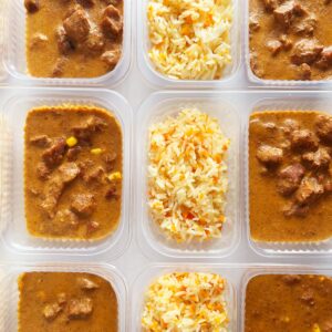 Strogonoff fit de carne com milho (200g), arroz com cenoura (150g) – prato sem glúten