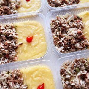 Baião de dois com carne do sol e defumados (150g), pirão de aipim (200g) – prato sem glúten/lactose