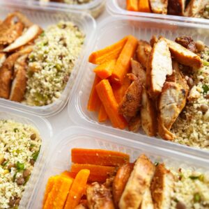 Filé de frango grelhado (110g), couscous marroquino com grãos (120g), cenouras ao curry (70g) – prato sem lactose