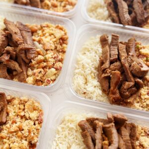 Filé especial grelhado (100g), tropeiro com defumados (150g), arroz branco (100g) – prato sem glúten/lactose