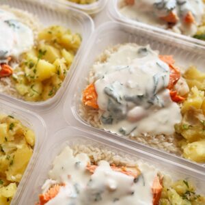 Salmão ao molho de espinafre (150g), batatas sauté (80g), arroz branco (120g) – prato sem glúten