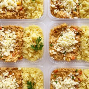 Fricassê funcional de frango com legumes (220g), arroz com açafrão (130g) – prato sem glúten