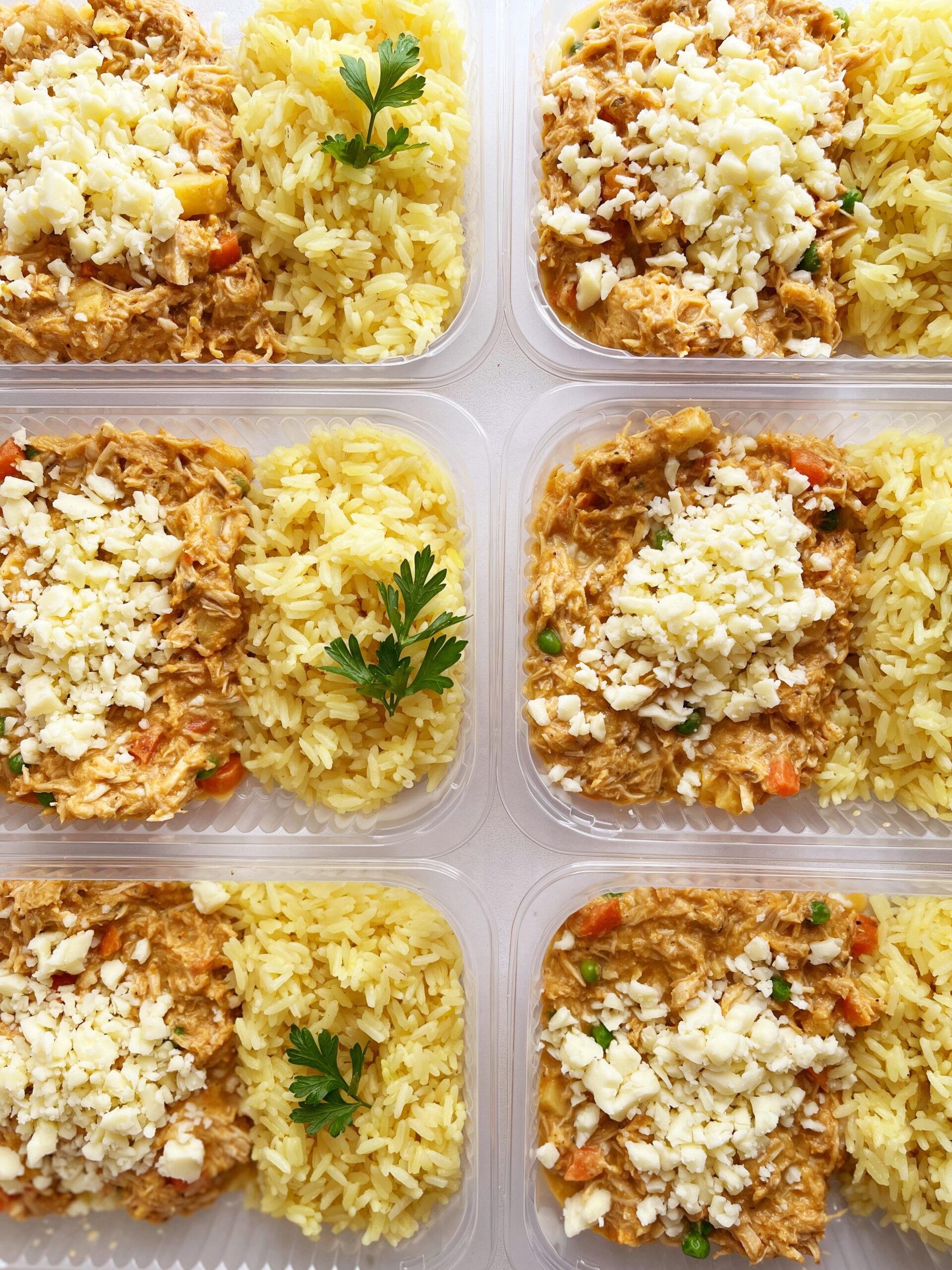 Fricassê funcional de frango com legumes (220g), arroz com açafrão (130g) - prato sem glúten