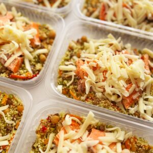 APENAS 24H NO VALOR DO KIT ⚠️ Salada Mediterrânea de Salmão com couscous marroquino, grãos, pesto, cenoura, tomate seco e mussarela – 300g