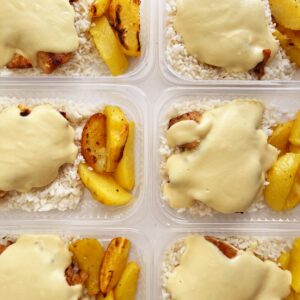 Frango grelhado ao molho de mostarda e mel (150g), batata rústica (70g), arroz branco (130g) – prato sem glúten