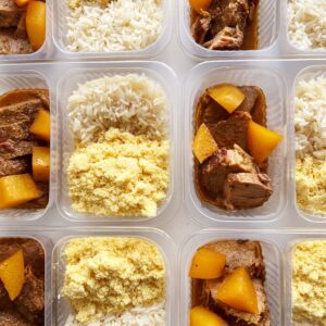 Lombo com batatas (160g), farofa (100g), arroz branco (100g) – prato sem glúten