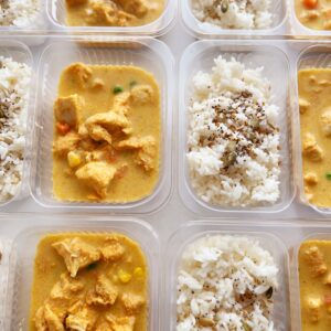 Strogonoff funcional de frango e legumes (220g), arroz branco (130g) – prato sem glúten