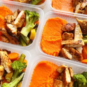 Filé de frango grelhado (100g), purê de abóbora (150g), legumes (80g) – prato sem glúten/lactose