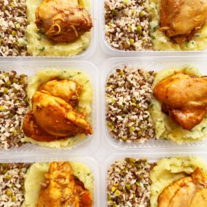 Sobrecoxa de panela (130g), purê rústico de batatas (140g), arroz com grãos (80g) – prato sem glúten