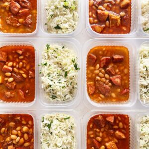 Feijoada (com feijão carioca, 220g), arroz com couve (130g) – prato sem glúten/lactose