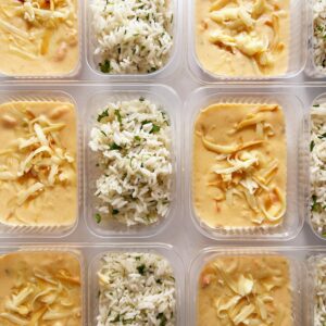 Creme de camarão, alho poró e provolone (220g), arroz com salsinha (130g) – prato sem glúten