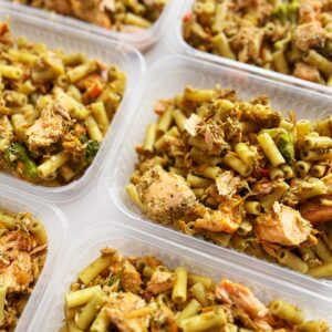 Salada Veneza: mini rigatoni ao pesto artesanal, salmão, cenoura, brócolis – prato sem glúten (300g)