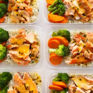 Salmão ao molho de maracujá (130g), brócolis e cenoura (80g), arroz com salsinha (120g) – prato sem glúten/lactose