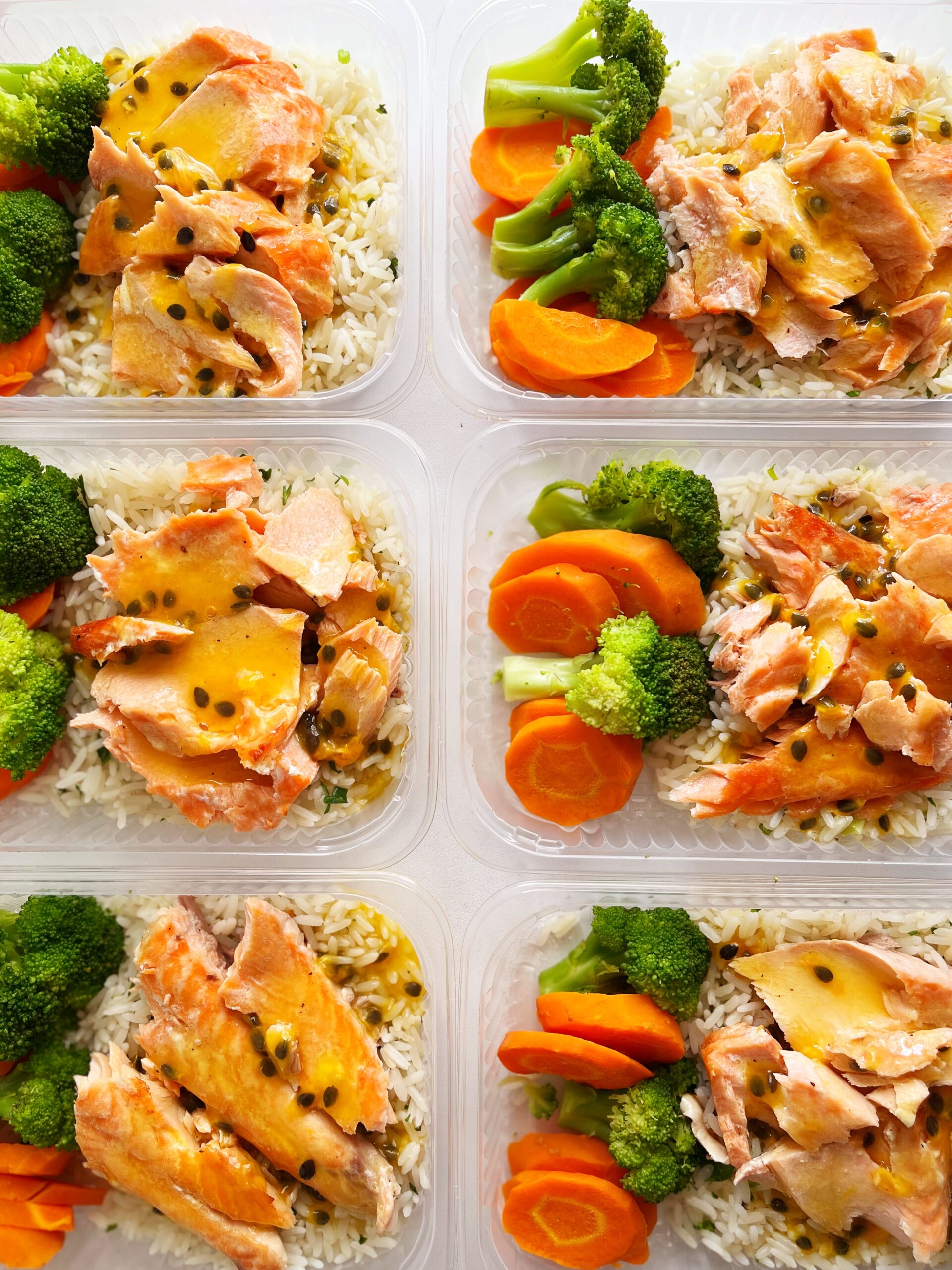 Salmão ao molho de maracujá (130g), brócolis e cenoura (80g), arroz com salsinha (120g) - prato sem glúten/lactose