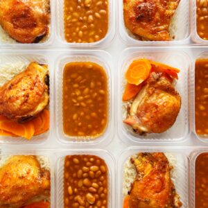 Frango de padaria (130g), cenoura (40g), feijão carioca (120g), arroz branco (60g) – prato sem glúten/lactose