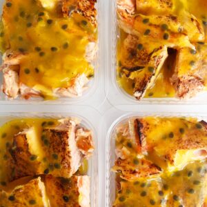 Porção: salmão ao forno (120g), molho de maracujá (60g) – sem açúcar/glúten/lactose