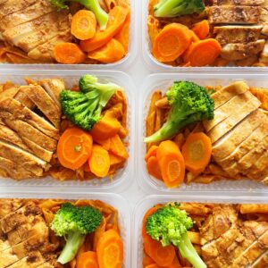 Filé de frango grelhado (110g), brócolis e cenoura (50g), macarrão (190g) – prato sem glúten/lactose