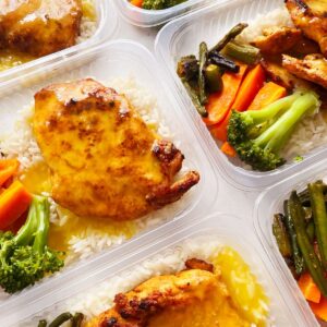 Filé de frango grelhado ao molho de frutas amarelas (130g), legumes (70g), arroz branco (100g) – prato sem glúten/lactose