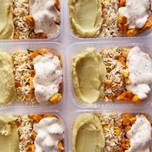 Filé de frango ao molho de mostarda (140g), purê de batata doce (140g), arroz colorido (70g) – prato sem glúten