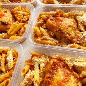 Sobrecoxa assada com ervas finas (130g), macarrão com parmesão (220g) – prato sem glúten